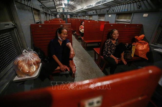 Trong ảnh: Khách đi tàu đa phần là những người lớn tuổi và trẻ nhỏ... họ chọn đi tàu vì sự an toàn và tiện lợi với không gian thoáng đãng. Ảnh: Trọng Đạt - TTXVN