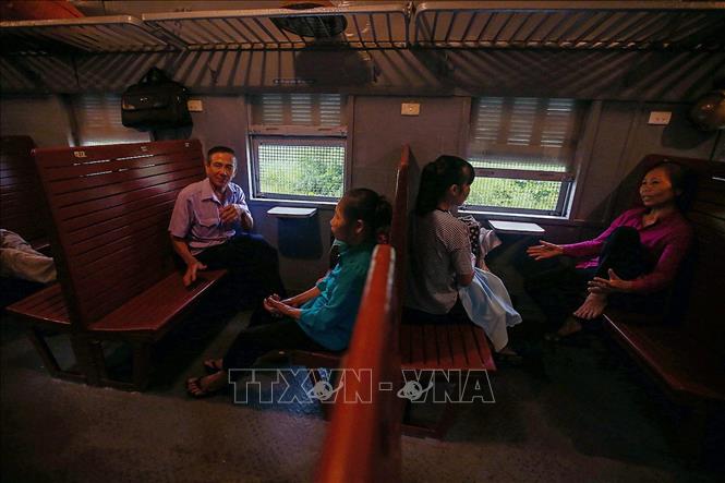 Trong ảnh:  Khách đi tàu đa phần là những người lớn tuổi và trẻ nhỏ... Chuyến tàu xuất phát sớm, thời gian chạy kéo dài và cách xa trung tâm thủ đô nên hầu như khách đi tầu đi từ ga Yên Viên là rất ít, tuy nhiên khi đoàn tàu đến các tỉnh nơi tuyến tàu đi qua thì lượng khách đi tàu tăng lên. Ảnh: Trọng Đạt - TTXVN