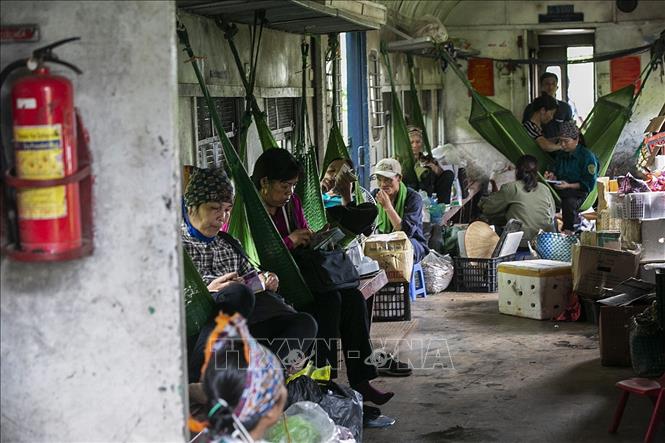 Trong ảnh: Khi chuyến tàu quay về Hà Nội là lúc các tiểu thương thảnh thơi với công việc kiểm kê lãi lỗ sau chuyến đi buôn. Ảnh: Trọng Đạt - TTXVN 