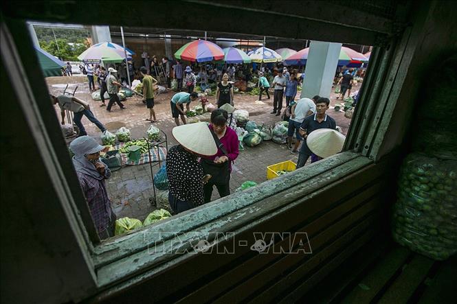 Trong ảnh: Các tiểu thương vận chuyển hàng hóa xuống tàu tiêu thụ khi đoàn tàu dừng lại tại ga cuối Hạ Long. Ảnh: Trọng Đạt - TTXVN 