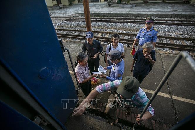 Trong ảnh: Sự nhiệt tình tận tâm trong phục vụ hành khách là một nét đẹp của cán bộ, nhân viên ngành đường sắt. Tuy nhiên để tuyến đường sắt Yên Viên - Hạ Long thu hút được sự quan tâm và sử dụng của người dân thì cần phải có một chiến lược khai thác và vận hành một cách bài bản. Ảnh: Trọng Đạt - TTXVN
