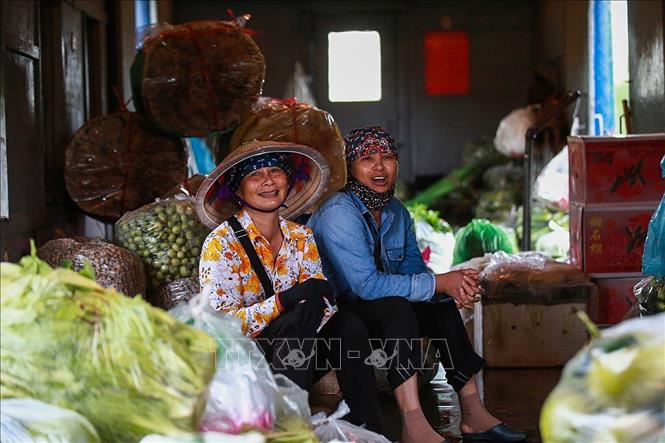 Trong ảnh: Tuyến đường sắt Yên Viên - Hạ Long phục vụ số đông khách hàng là các tiểu thương mang hàng hóa là nông sản và gia cầm tại các tỉnh mà đoàn tàu đi qua đến tiêu thụ tại ga cuối Hạ Long. Ảnh: Trọng Đạt - TTXVN