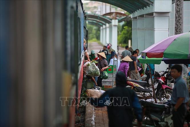 Trong ảnh: Các tiểu thương vận chuyển hàng hóa xuống tàu tiêu thụ khi đoàn tàu dừng lại tại ga cuối Hạ Long. Ảnh: Trọng Đạt - TTXVN 