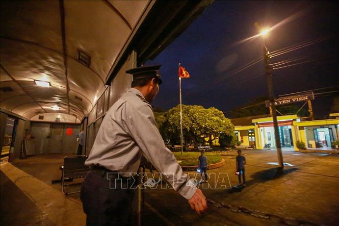 Trong ảnh: Từ ga Yên Viên (Hà Nội) đúng 4h55’ đoàn tàu mác hiệu 51501 xuất phát và dừng đón, trả khách, hàng hóa tại các ga: Yên Viên, Từ Sơn, Bắc Ninh, Bắc Giang, Phố Tráng, Kép, Bảo Sơn, Lan Mẫu, Đông Triều, Mạo Khê, Uông Bí, Yên Cư và kết thúc hành trình tại ga Hạ Long. Ảnh: Trọng Đạt - TTXVN