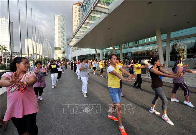 Trong ảnh: Phụ nữ Indonesia tại thủ đô Jakarta. Ảnh: AFP/ TTXVN