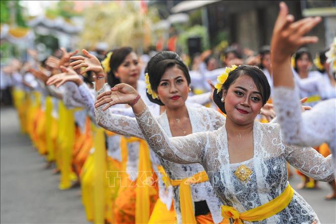 Trong ảnh: Phụ nữ Indonesia trình diễn một điệu múa truyền thống tại Legian, đảo Bali. Ảnh: AFP/ TTXVN