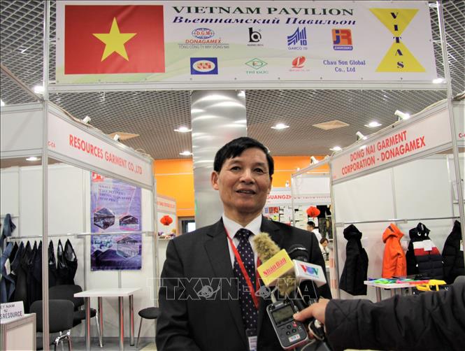 Trong ảnh: Ông Trương Văn Cẩm, Phó Chủ tịch Hiệp hội Dệt May Việt Nam (VITAS) trả lời phỏng vấn báo chí tại hội chợ. Ảnh Dương Trí - TTXVN