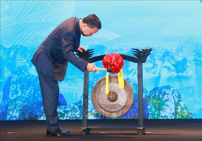 Trong ảnh: Đại tướng Tô Lâm, Ủy viên Bộ Chính trị, Bộ trưởng Bộ Công an thực hiện nghi thức đánh chiêng khai mạc Hội nghị. Ảnh: Doãn Tấn - TTXVN