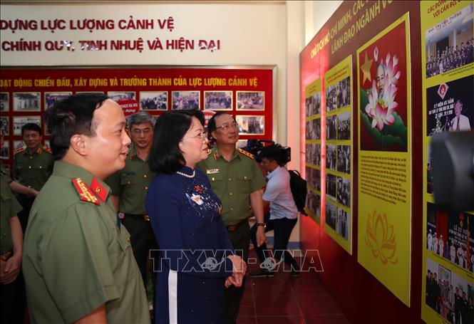 Trong ảnh: Phó Chủ tịch nước Đặng Thị Ngọc Thịnh thăm phòng truyền thống của Trung đoàn 600. Ảnh: Dương Giang - TTXVN