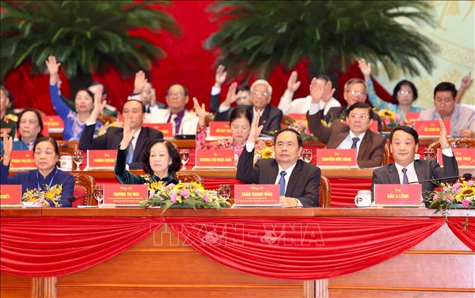 Trong ảnh: Đoàn Chủ tịch biểu quyết, thông qua Chương trình Đại hội. Ảnh: Dương Giang - TTXVN