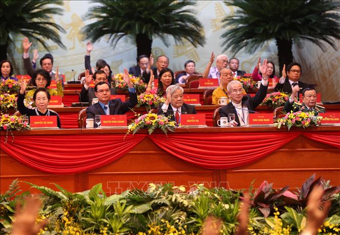 Trong ảnh: Đoàn Chủ tịch biểu quyết, thông qua Chương trình Đại hội. Ảnh: Dương Giang - TTXVN