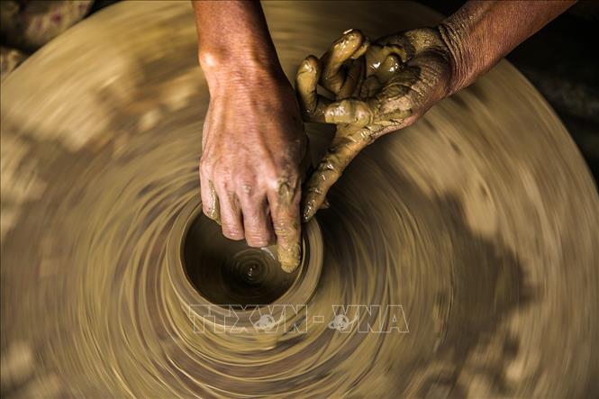Trong ảnh: Công đoạn nặn, vuốt tạo hình sản phẩm luôn là một công đoạn khó nhất, công đoạn này phải được thực hiện từ những người thợ lành nghề với đôi tay khéo léo.  Ảnh: Trọng Đạt - TTXVN