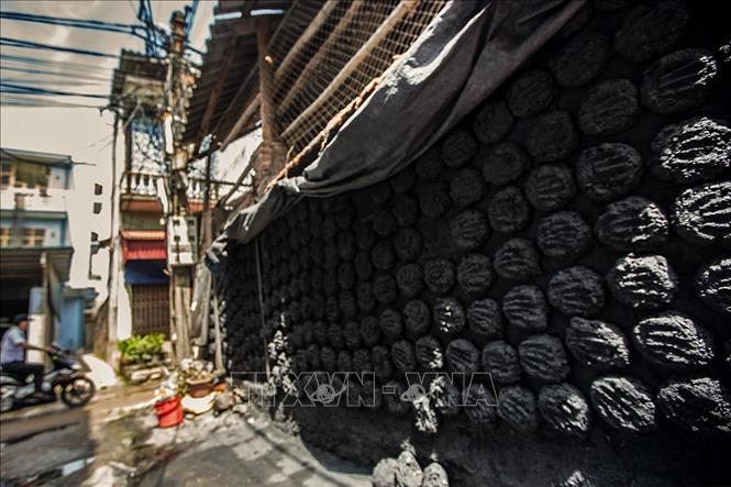 Trong ảnh: Cách phơi than độc đáo trên những bức tường ở làng cổ Bát Tràng. Ảnh: Trọng Đạt - TTXVN