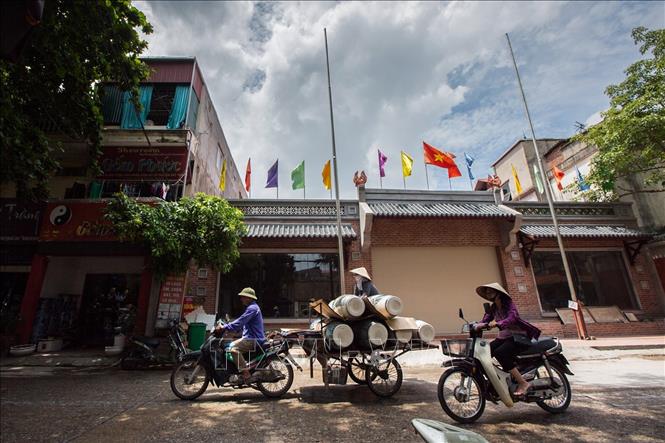 Trong ảnh: Khi những người dân Bạch Bát đến vùng đất bồi trên bờ sông Hồng, họ đã lập phường làm nghề gốm; lúc đầu thôn Bát Tràng được gọi là Bạch Thổ Phường, người dân sinh sống chủ yếu bằng nghề làm gốm sứ và buôn bán. Năm 1948, xã Bát Tràng nhập với xã Giang Cao và xã Kim Lan lập thành xã Quang Minh. Từ năm 1964, xã Bát Tràng được tái lập gồm 2 thôn Bát Tràng và Giang Cao như hiện nay. Ảnh: Trọng Đạt-TTXVN