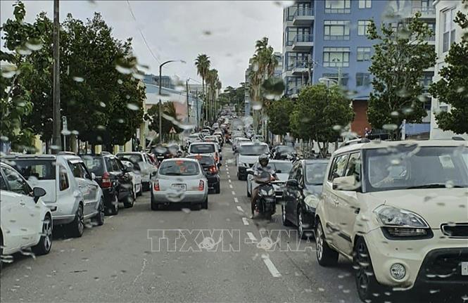Trong ảnh: Mưa do ảnh hưởng của bão Humberto tại Hamilton, Bermuda, ngày 18/9/2019. Ảnh: AFP/ TTXVN