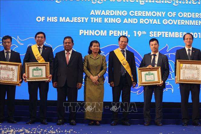 Phó Thủ tướng Campuchia Men Sam An trao Bằng khen và Huân chương của Chính phủ Campuchia cho các lãnh đạo BIDC và BIDV. Ảnh: Trần Long - Minh Hưng, P/v CQTT TTXVN tại Campuchia
