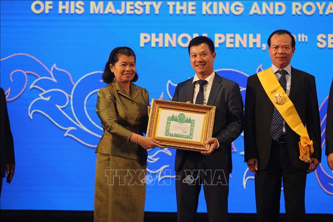 Phó Thủ tướng Campuchia Men Sam An trao Bằng khen và Huân chương của Chính phủ Campuchia cho các lãnh đạo BIDC và BIDV. Ảnh: Trần Long - Minh Hưng, P/v CQTT TTXVN tại Campuchia