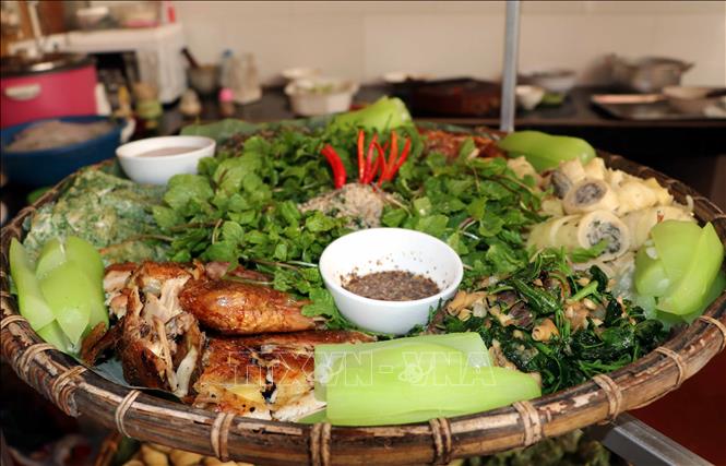 Trong ảnh: Các món ăn phục vụ tại Homestay A Phủ, thôn Nà Tông, xã Thượng Lâm, huyện Lâm Bình phục vụ khách du lịch. Ảnh Quang Đán – TTXVN