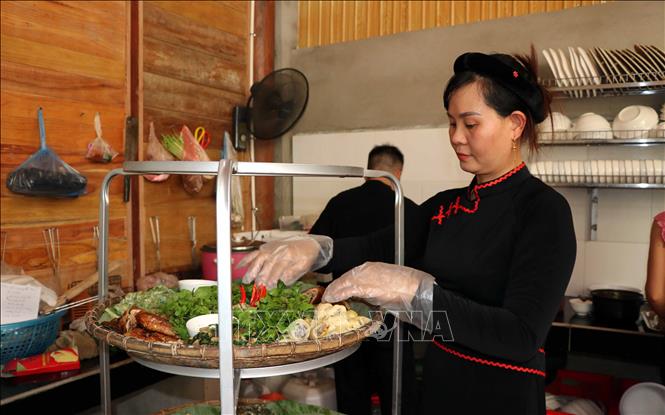Trong ảnh: Nhân viên Homestay A Phủ, thôn Nà Tông, xã Thượng Lâm chuẩn bị bữa ăn cho du khách. Ảnh Quang Đán – TTXVN