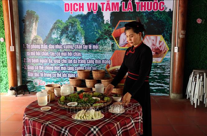 Trong ảnh: Chuẩn bị bữa ăn cho du khách nghỉ tại Homestay A Phủ, thôn Nà Tông, xã Thượng Lâm. Ảnh Quang Đán – TTXVN