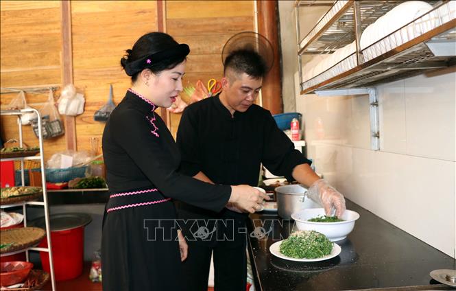 Trong ảnh: Chị Đặng Vân Anh và anh Hỏa Đức Phủ - Chủ nhà nghỉ Homestay A Phủ, thôn Nà Tông, xã Thượng Lâm, huyện Lâm Bình chuẩn bị bữa ăn cho du khách. Ảnh Quang Đán – TTXVN
