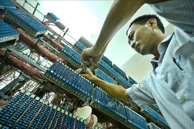 Trong ảnh: Nhân viên VNPT xử lý kỹ thuật tại Trung tâm viễn thông tỉnh Quảng Ninh. Ảnh: Minh Quyết - TTXVN