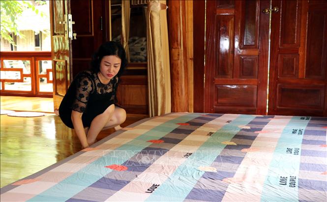 Trong ảnh: Chị Đặng Vân Anh – Chủ nhà nghỉ Homestay A Phủ, thôn Nà Tông, xã Thượng Lâm chuẩn bị phòng nghỉ cho khách du lịch. Ảnh Quang Đán – TTXVN