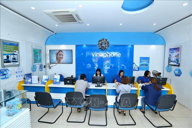 Trong ảnh: Khách đến giao dịch tại trung tâm kinh doanh (VNPT Quảng Ninh). Ảnh: Minh Quyết – TTXVN