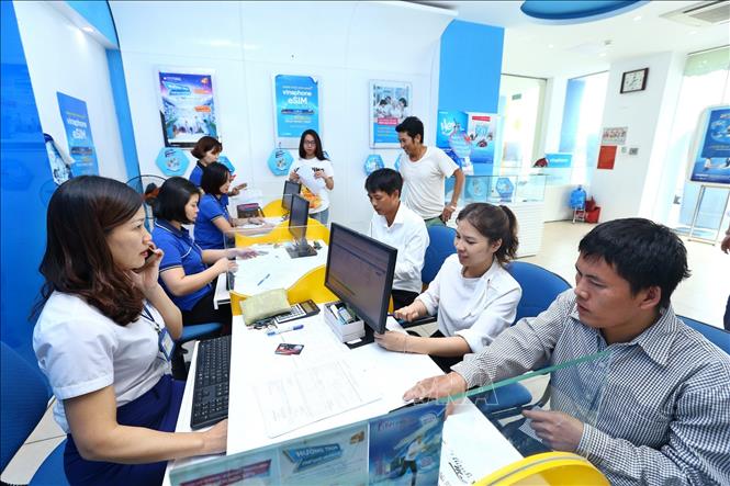 Trong ảnh: Khách đến giao dịch tại trung tâm kinh doanh (VNPT Quảng Ninh). Ảnh: Minh Quyết – TTXVN