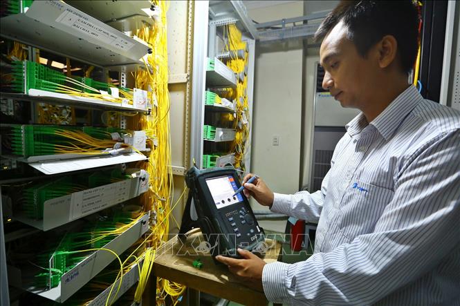 Trong ảnh: Nhân viên VNPT xử lý kỹ thuật tại Trung tâm viễn thong tỉnh Quảng Ninh. Ảnh: Minh Quyết - TTXVN