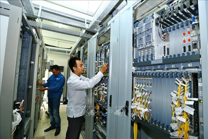 Trong ảnh: Nhân viên VNPT xử lý kỹ thuật tại Trung tâm viễn thông tỉnh Quảng Ninh. Ảnh: Minh Quyết - TTXVN