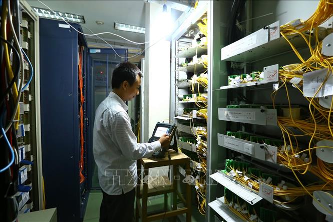 Trong ảnh: Nhân viên VNPT xử lý kỹ thuật tại Trung tâm viễn thong tỉnh Quảng Ninh. Ảnh: Minh Quyết - TTXVN