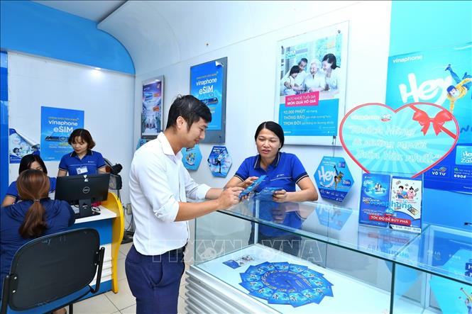 Trong ảnh: Khách đến giao dịch tại trung tâm kinh doanh (VNPT Quảng Ninh). Ảnh: Minh Quyết – TTXVN