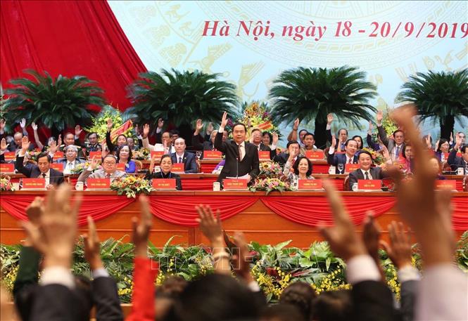 Trong ảnh: Các đại biểu biểu quyết thông qua danh sách 374 Ủy viên Ủy ban Trung ương MTTQ Việt Nam khóa IX. Ảnh: TTXVN