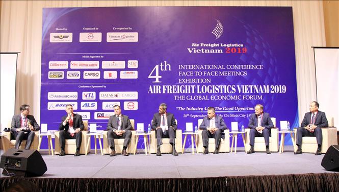 Trong ảnh: Các chuyên gia trao đổi, thảo luận về tình hình vận tải hàng không trong nước và quốc tế tại Hội nghị. Ảnh: Tiến Lực - TTXVN