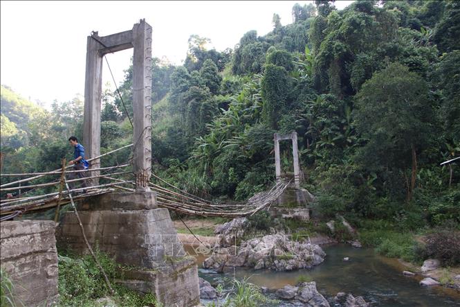 Trong ảnh: Cầu treo vào khu dân cư Nước Mù ở xã Sơn Bua (Sơn Tây, Quảng Ngãi). Ảnh: Đinh Hương - TTXVN 
