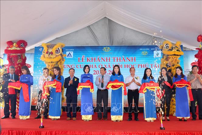 Trong ảnh: Cắt băng khánh thành đưa vào hoạt động nhà ở xã hội đầu tiên của Bình Thuận. Ảnh: Nguyễn Thanh - TTXVN