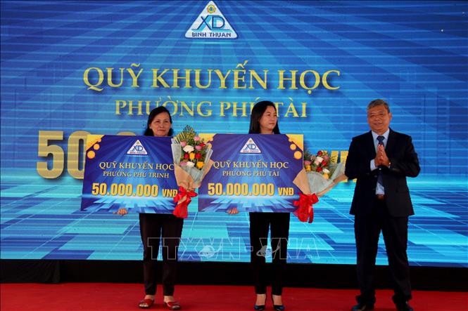 Trong ảnh: Công ty Cổ phần xây dựng và kinh doanh nhà Bình Thuận trao tặng 100 triệu đồng cho quỹ khuyến học phường Phú Trinh và Phú Tài. Ảnh: Nguyễn Thanh - TTXVN