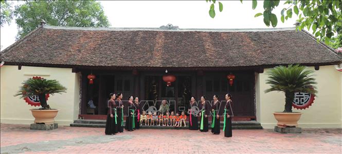 Trong ảnh: Buổi biểu diễn trống quân tại đình làng Bùi Xá, huyện Thuận Thành, tỉnh Bắc Ninh. Ảnh: Diệp Trương - TTXVN