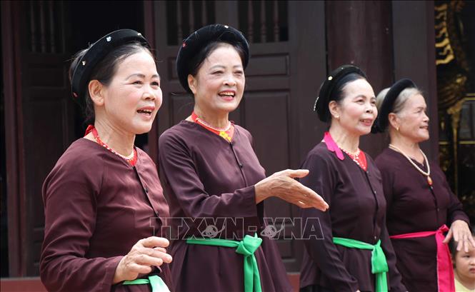 Trong ảnh: Các liền chị say sưa biểu diễn trống quân Bùi Xá, huyện Thuận Thành, tỉnh Bắc Ninh. Ảnh: Diệp Trương - TTXVN