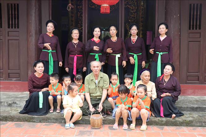 Trong ảnh: Các liền anh, liền chị biểu diễn trống quân tại đình làng Bùi Xá, huyện Thuận Thành, tỉnh Bắc Ninh. Ảnh: Diệp Trương - TTXVN