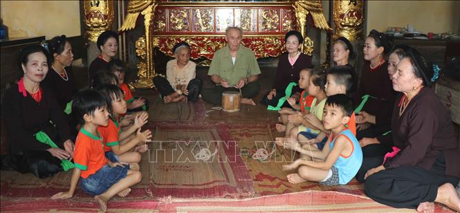 Trong ảnh: Buổi biểu diễn trống quân Bùi Xá, huyện Thuận Thành, tỉnh Bắc Ninh. Ảnh: Diệp Trương - TTXVN