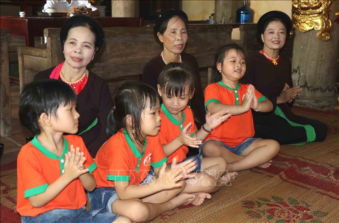 Trong ảnh: Các liền chị biểu diễn trống quân Bùi Xá, huyện Thuận Thành, tỉnh Bắc Ninh. Ảnh: Diệp Trương - TTXVN