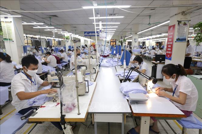 Trong ảnh: Sản xuất hàng may mặc tại Xí nghiệp Sơ mi, Veston của Tổng Công ty May 10 tại Sài Đồng, Quận Long Biên, Hà Nội. Ảnh: Anh Tuấn – TTXVN