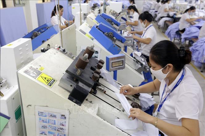 Trong ảnh: Sản xuất hàng may mặc tại Xí nghiệp Sơ mi, Veston của Tổng Công ty May 10 tại Sài Đồng, Quận Long Biên, Hà Nội. Ảnh: Anh Tuấn – TTXVN