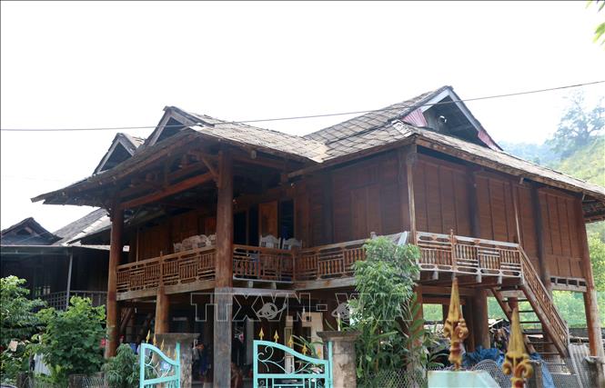 Trong ảnh: Nhà sàn truyền thống mái lợp đá của người Thái ngành Thái trắng ở thị xã Mường Lay (Điện Biên). Ảnh: Xuân Tiến - TTXVN