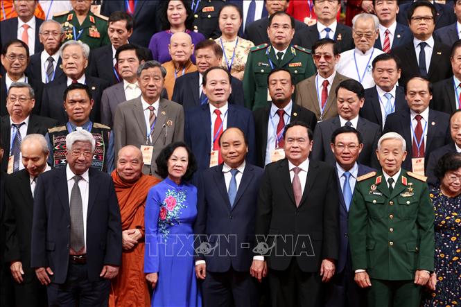 Trong ảnh: Thủ tướng Nguyễn Xuân Phúc cùng các đồng chí lãnh đạo Đảng, Nhà nước với các Ủy viên Ủy ban Trung ương Mặt trận Tổ quốc Việt Nam khóa IX. Ảnh: TTXVN