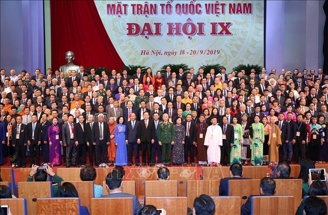 Trong ảnh: Thủ tướng Nguyễn Xuân Phúc cùng các đồng chí lãnh đạo Đảng, Nhà nước với các Ủy viên Ủy ban Trung ương Mặt trận Tổ quốc Việt Nam khóa IX. Ảnh: TTXVN
