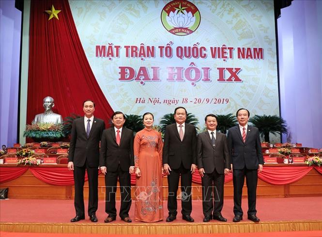 Trong ảnh: Chủ tịch Ủy ban Trung ương Mặt trận Tổ quốc Việt Nam Trần Thanh Mẫn và các Phó Chủ tịch Ủy ban Trung ương MTTQ Việt Nam khóa IX. Ảnh: TTXVN