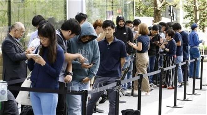 Trong ảnh: Khách hàng xếp hàng chờ mua điện thoại  iPhone 11 tại cửa hàng ở Tokyo, Nhật Bản ngày 20/9. Ảnh: Kyodo/TTXVN